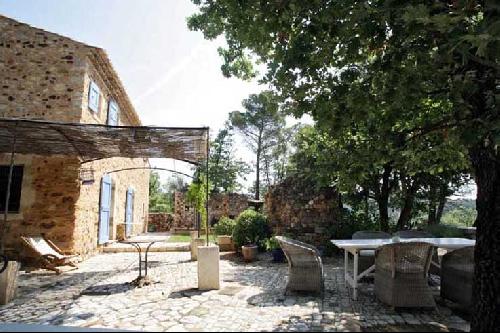 STONE HOUSE FOR PHOTOGRAPHIC PRODUCTION IN LUBERON 
